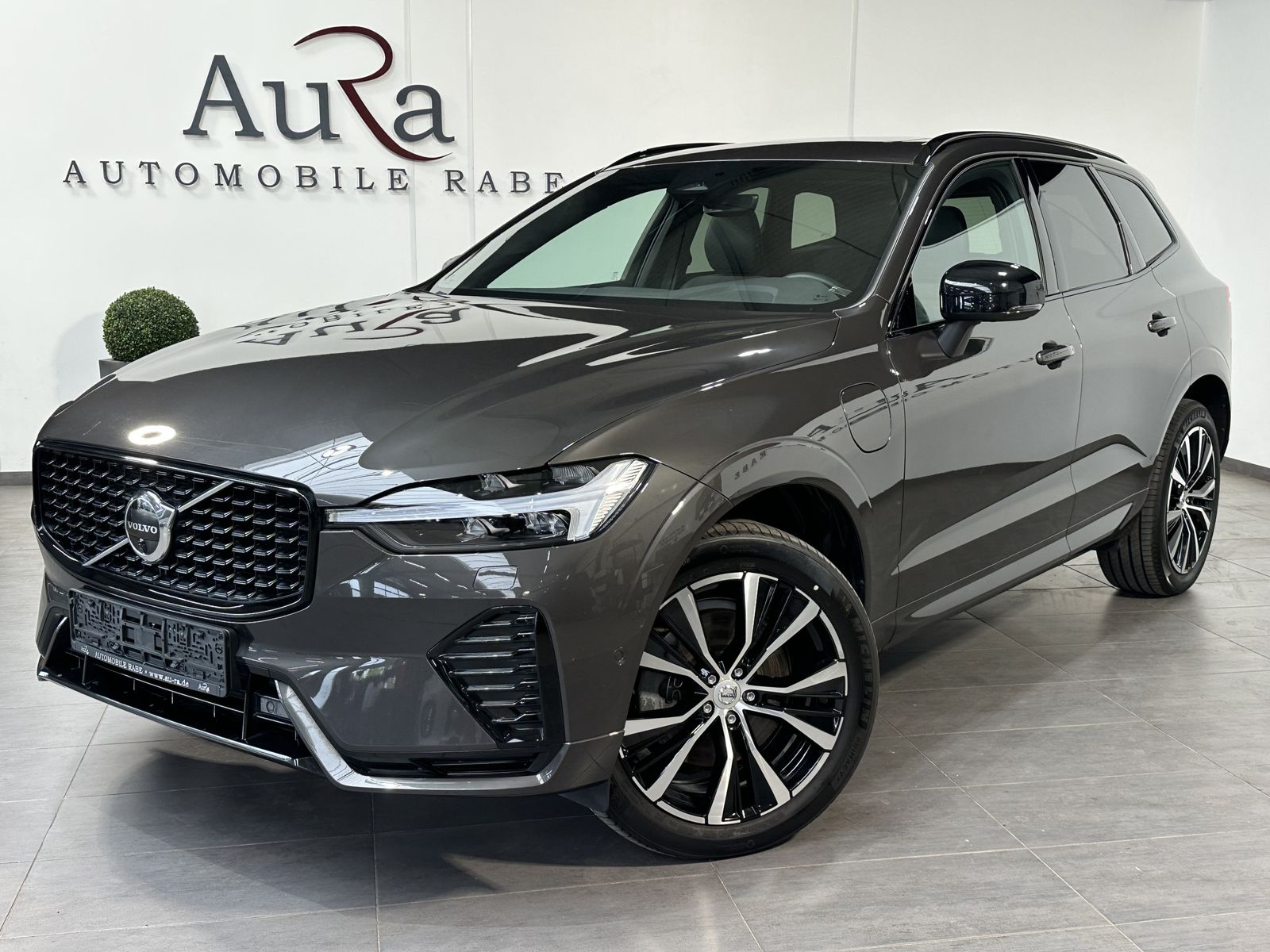 Volvo XC60 T6 Plus Dark / 293 kW 